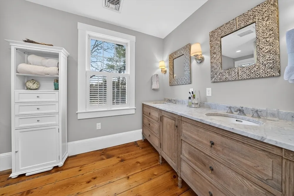 29 Pleasant St, Hingham, MA 02043