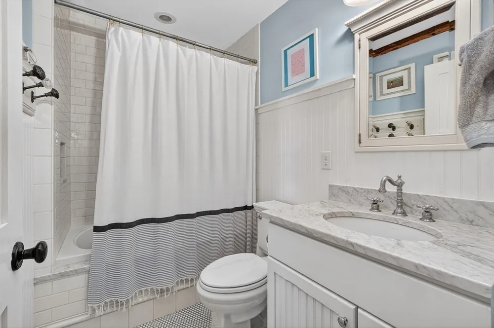 29 Pleasant St, Hingham, MA 02043