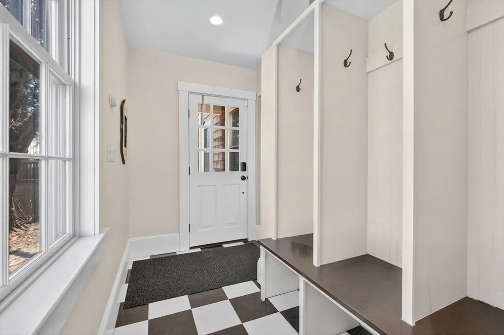 29 Pleasant St, Hingham, MA 02043