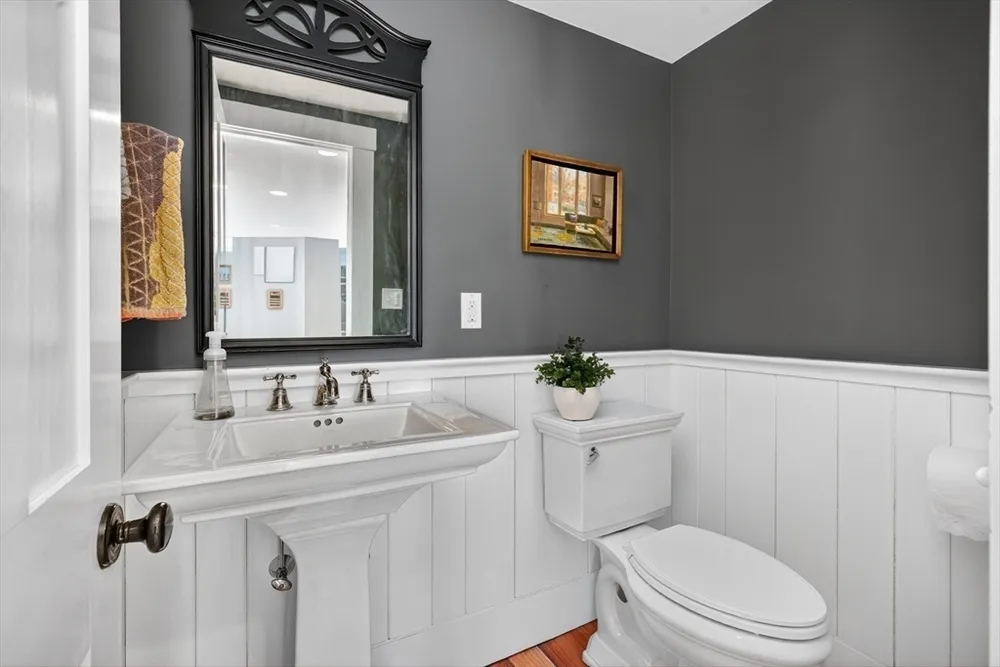 29 Pleasant St, Hingham, MA 02043