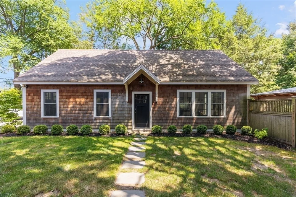 29 Pleasant St, Hingham, MA 02043
