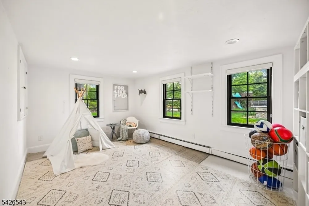 379 White Oak Ridge Rd, Essex, Millburn Township, NJ 07078