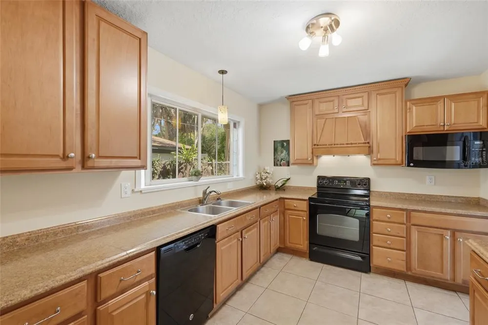 1264 18th St, Sarasota, FL 34234