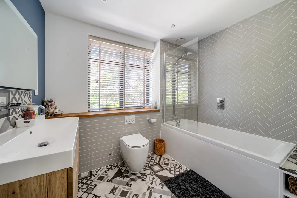 Longdown Close, Lower Bourne, Farnham, GU10 photo 14
