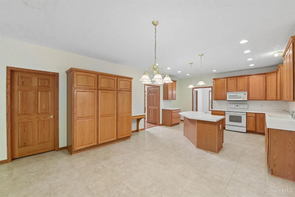 1109 Asbury Rd, Cincinnati, OH 45255