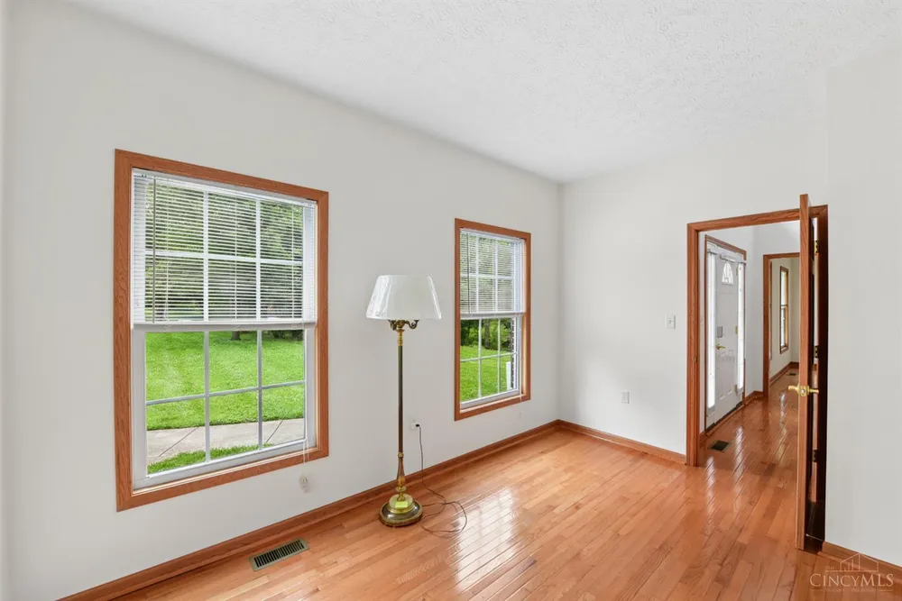 1109 Asbury Rd, Cincinnati, OH 45255