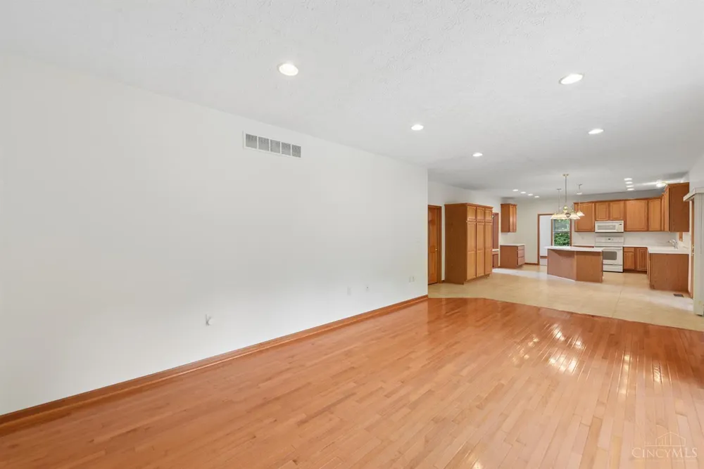 1109 Asbury Rd, Cincinnati, OH 45255