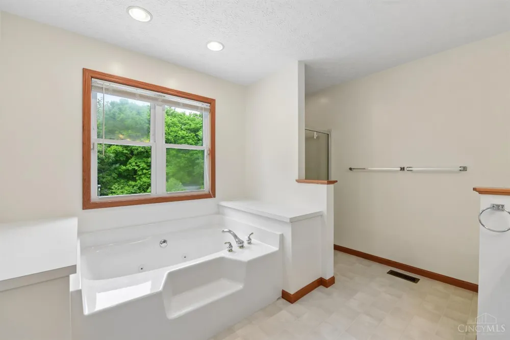 1109 Asbury Rd, Cincinnati, OH 45255