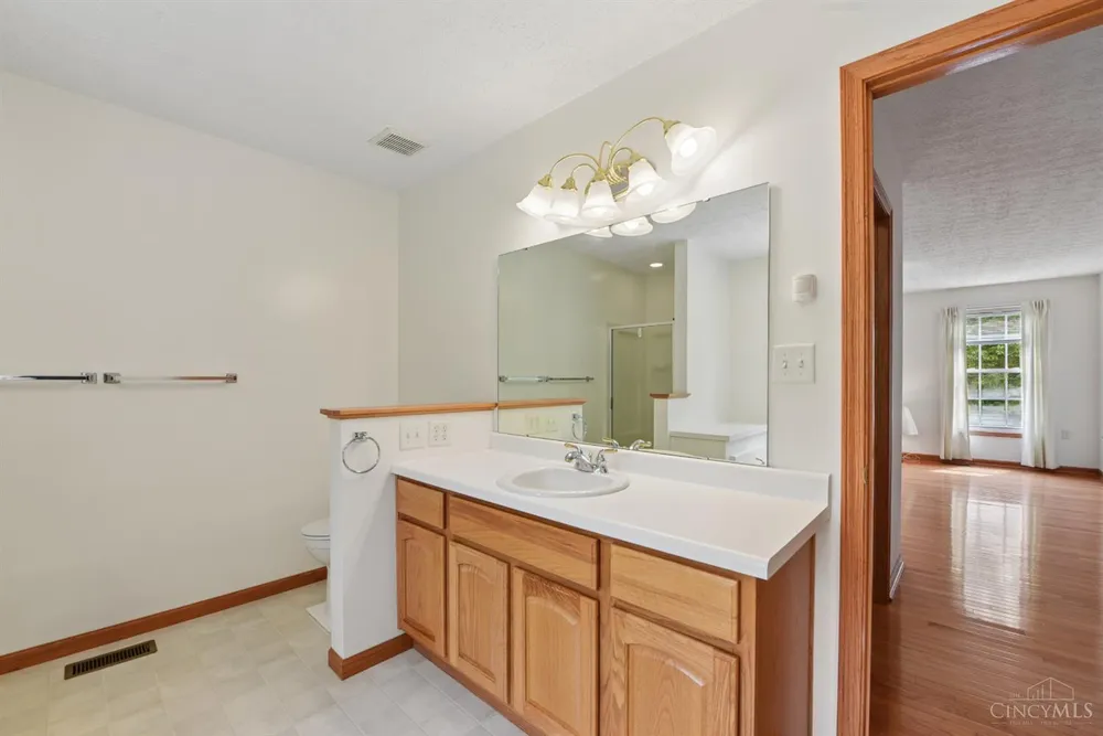 1109 Asbury Rd, Cincinnati, OH 45255