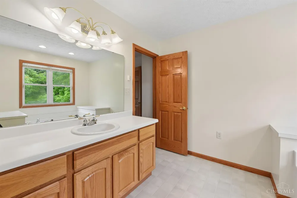 1109 Asbury Rd, Cincinnati, OH 45255