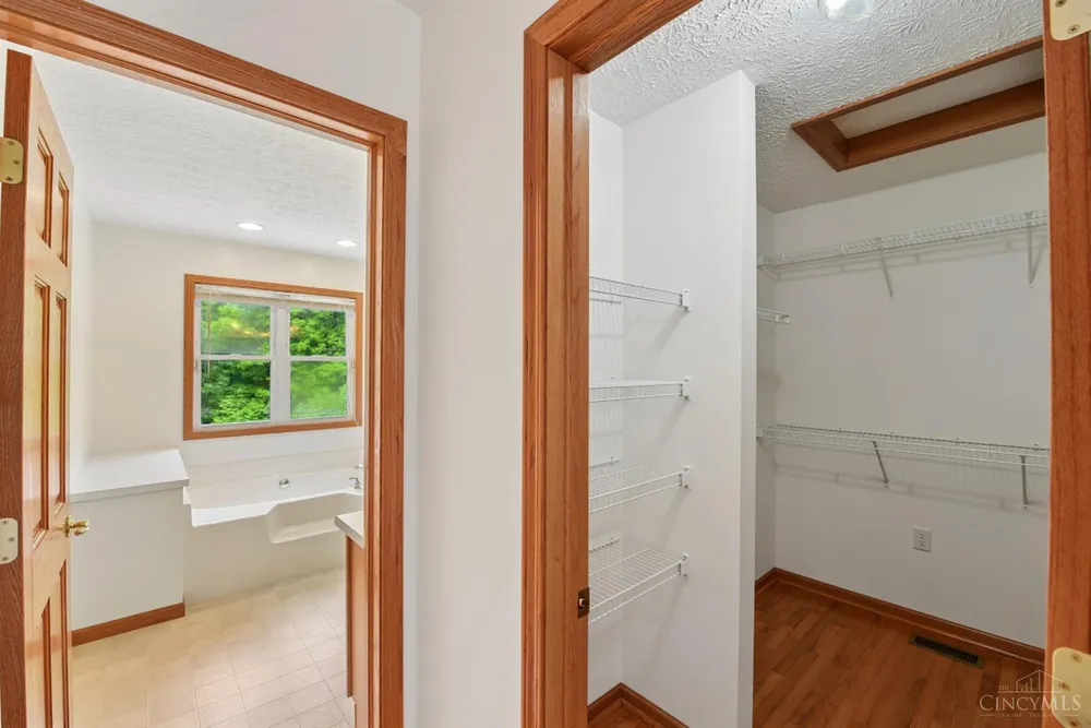 1109 Asbury Rd, Cincinnati, OH 45255