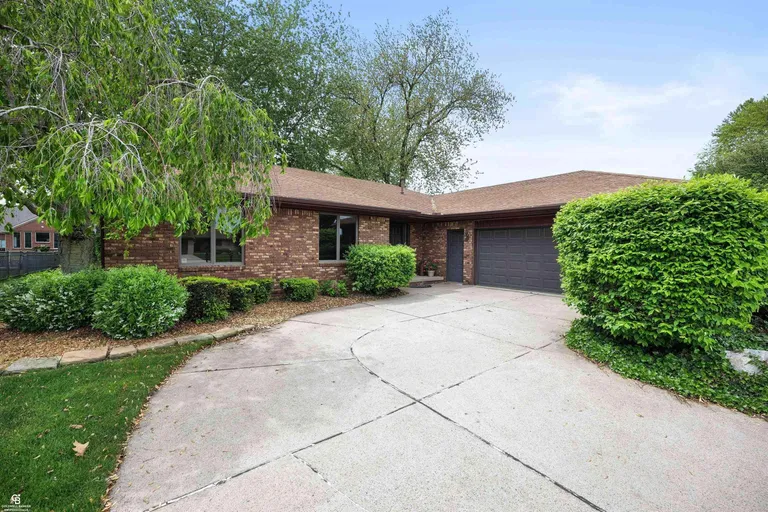 41397 Clairpointe St, Harrison Township, MI 48045