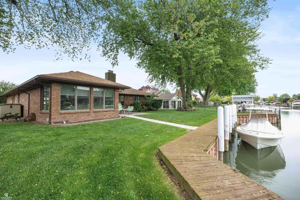 41397 Clairpointe St, Harrison Township, MI 48045