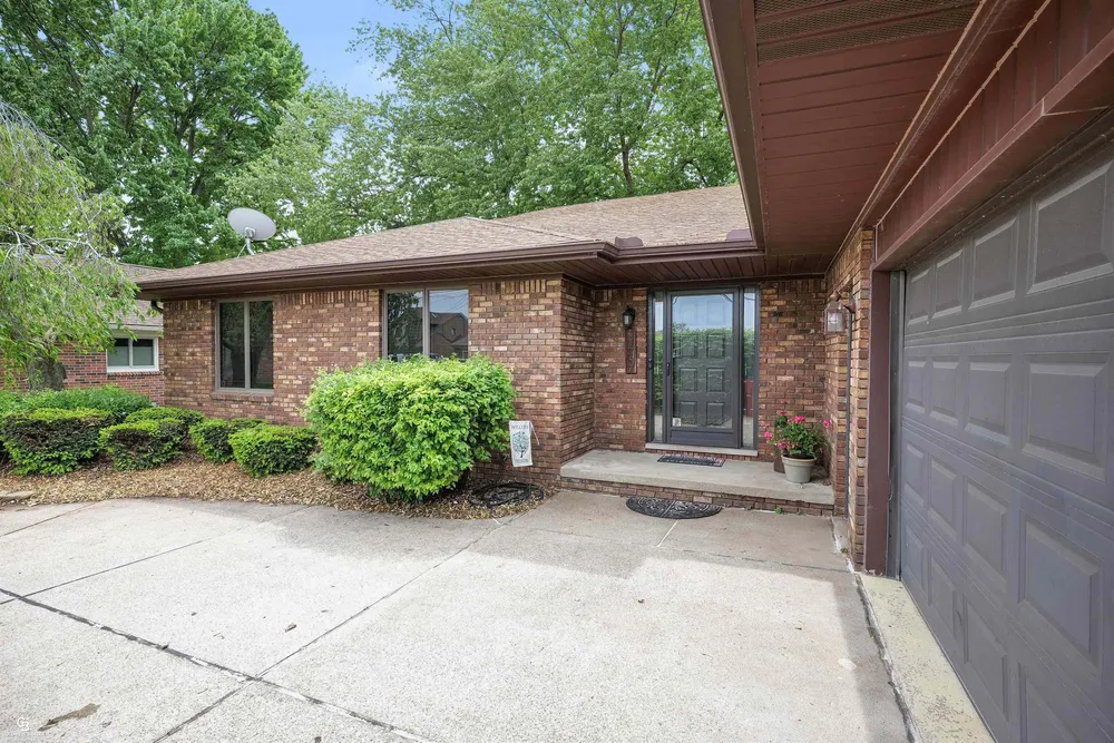 41397 Clairpointe St, Harrison Township, MI 48045