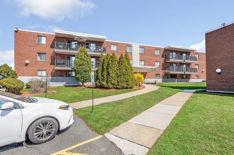300 Governors Dr, Winthrop, MA 02152