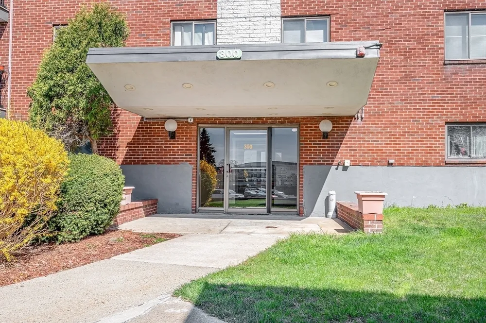 300 Governors Dr, Winthrop, MA 02152