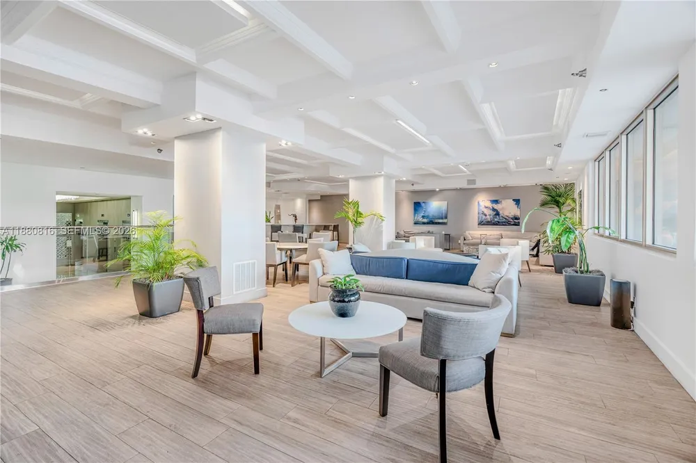 Lincoln Rd, Miami Beach, FL 33139