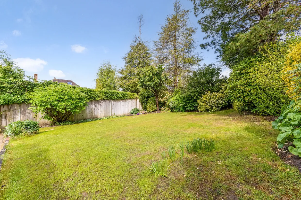 Greenfields Avenue, Alton, GU34 photo 18