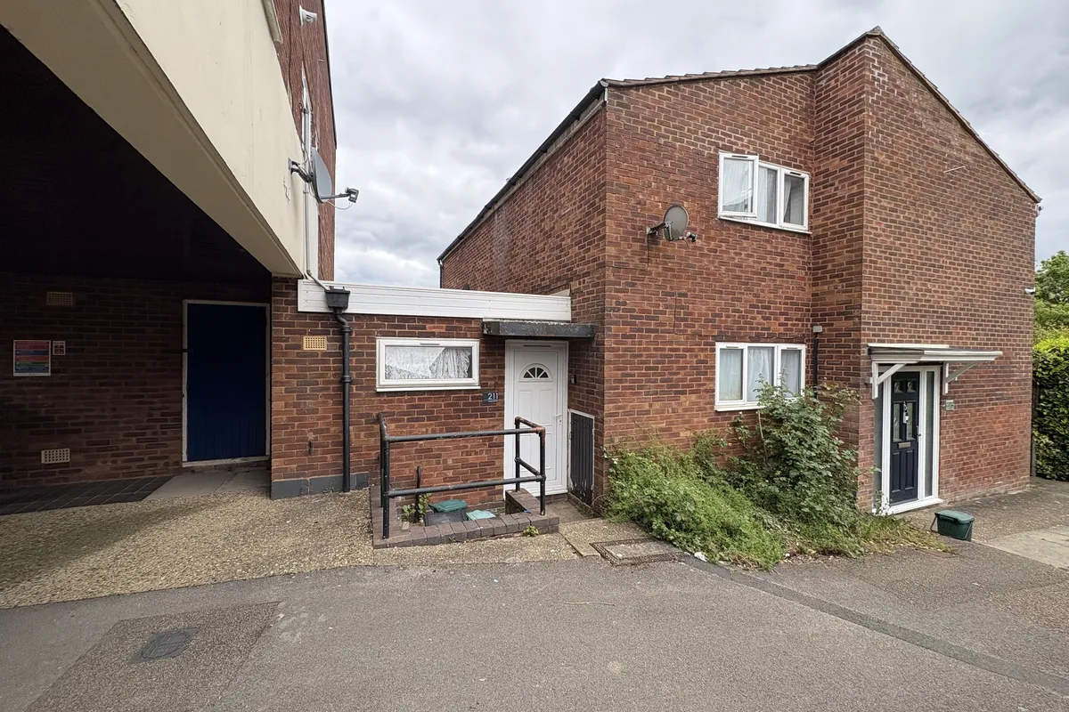 Long Banks, HARLOW