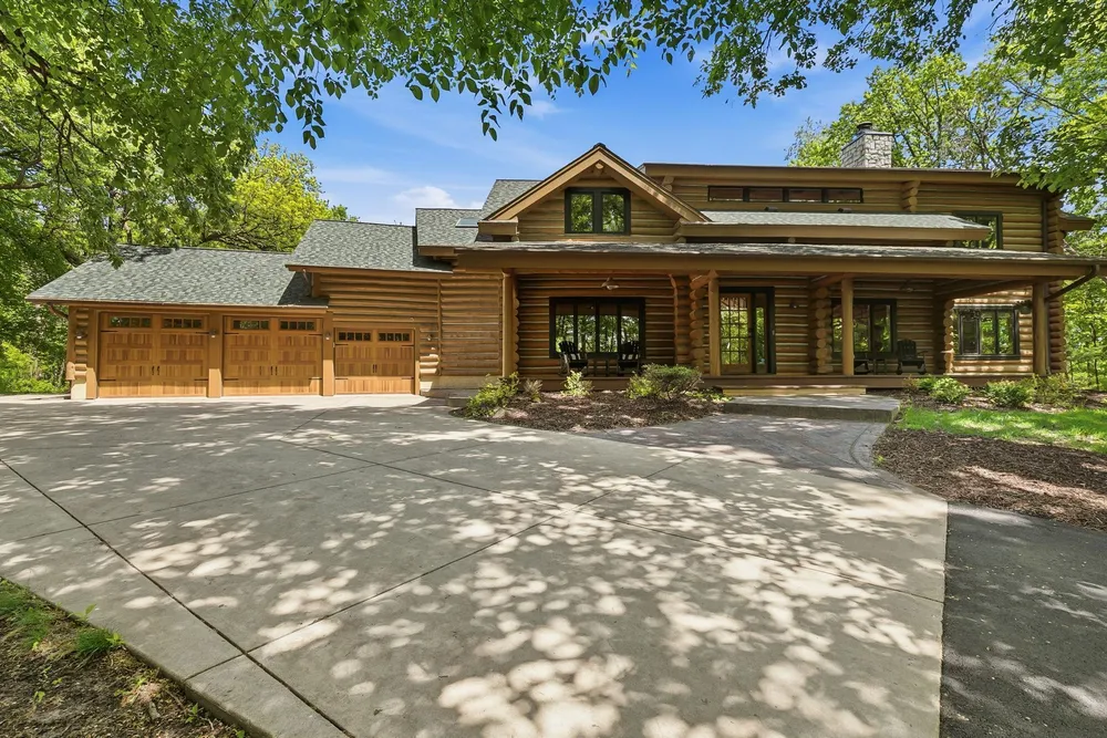 2050 Oakwood Ridge, Chanhassen, MN 55317