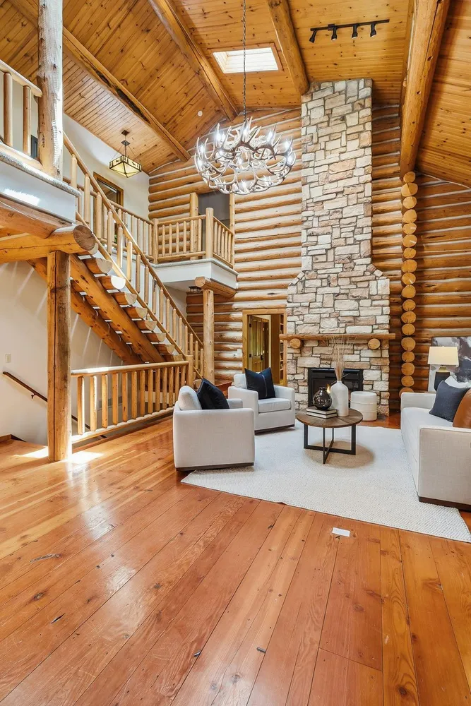 2050 Oakwood Ridge, Chanhassen, MN 55317