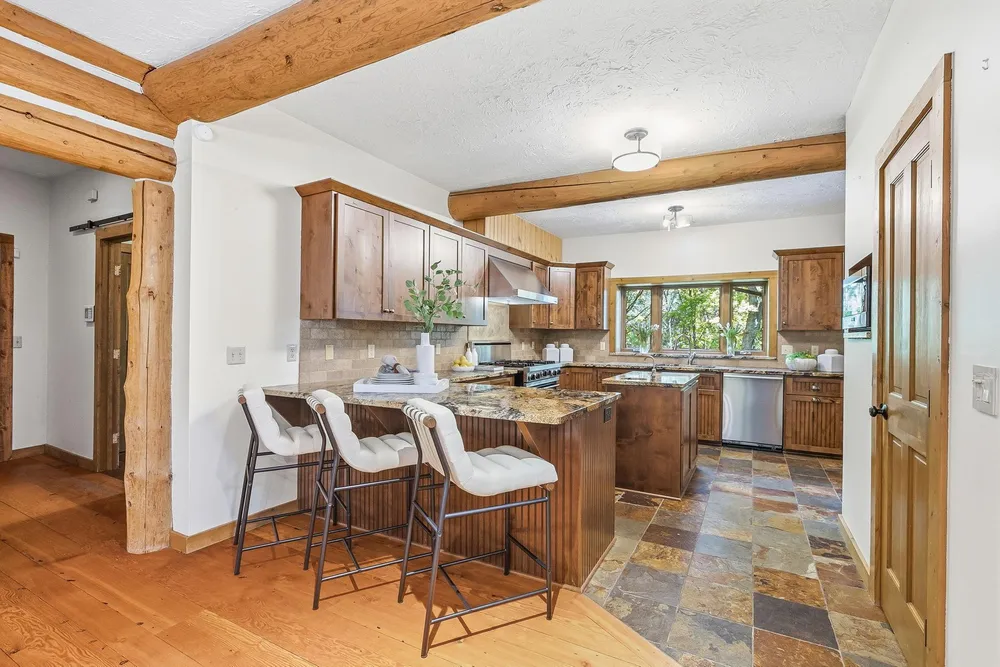2050 Oakwood Ridge, Chanhassen, MN 55317