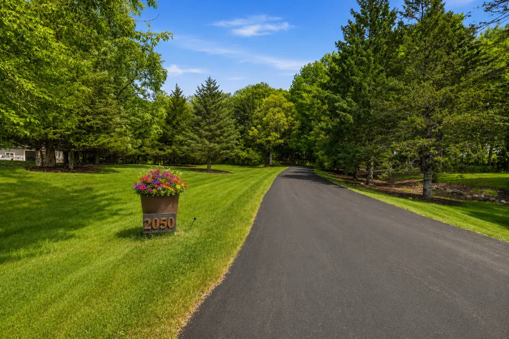 2050 Oakwood Ridge, Chanhassen, MN 55317