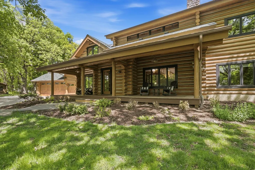 2050 Oakwood Ridge, Chanhassen, MN 55317