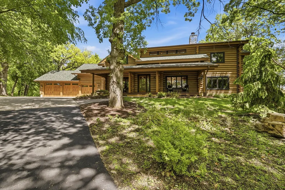 2050 Oakwood Ridge, Chanhassen, MN 55317