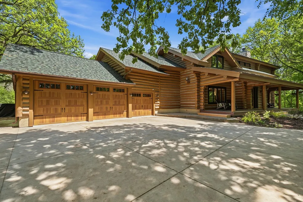 2050 Oakwood Ridge, Chanhassen, MN 55317