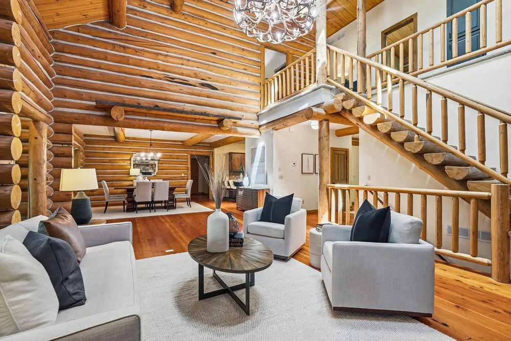 2050 Oakwood Ridge, Chanhassen, MN 55317
