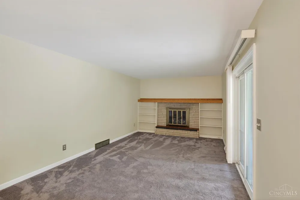 1987 Fossway Ct, Cincinnati, OH 45230