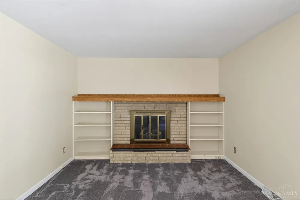 1987 Fossway Ct, Cincinnati, OH 45230