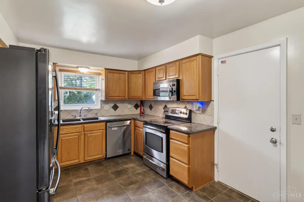 1987 Fossway Ct, Cincinnati, OH 45230