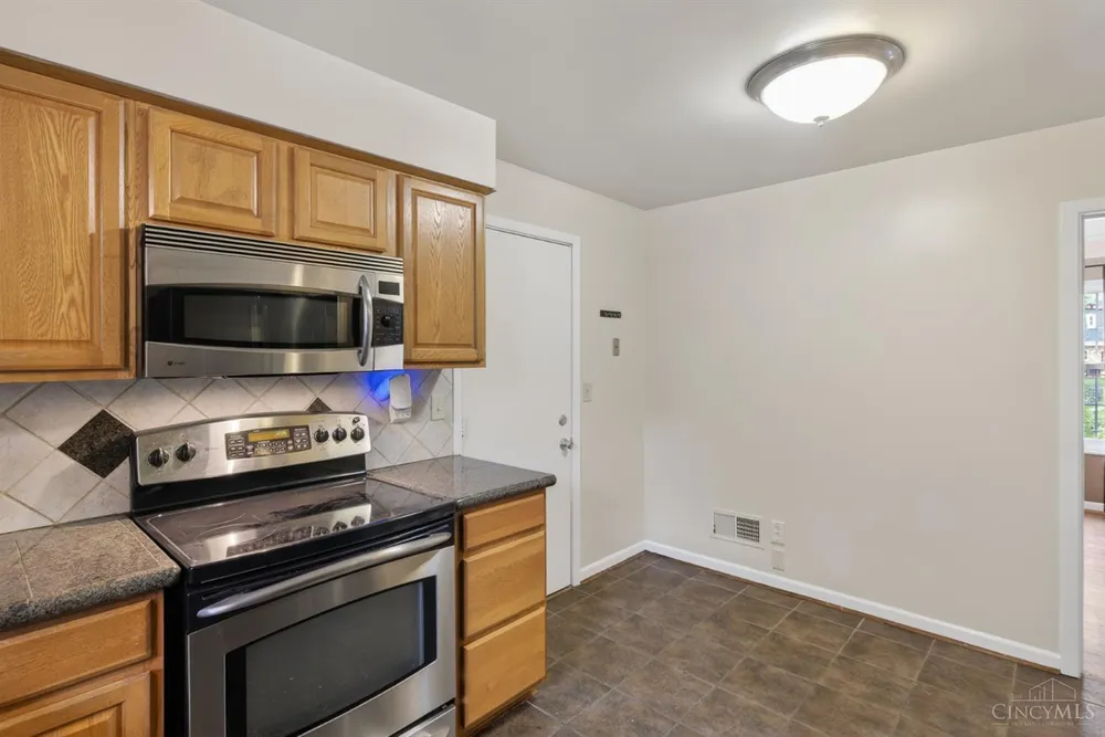 1987 Fossway Ct, Cincinnati, OH 45230