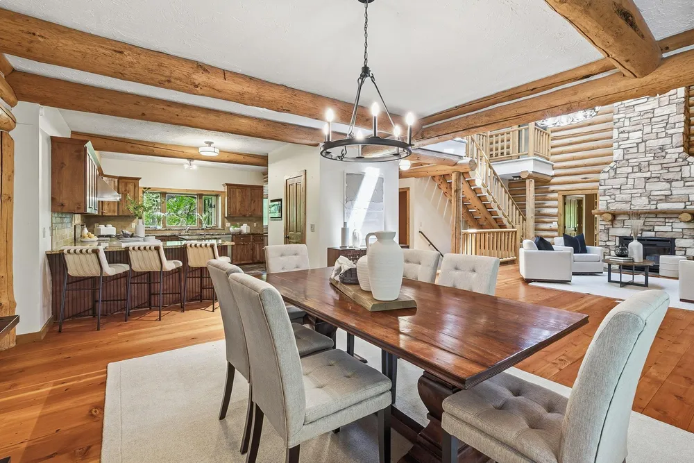 2050 Oakwood Ridge, Chanhassen, MN 55317