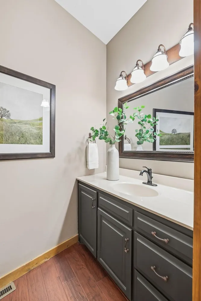 2050 Oakwood Ridge, Chanhassen, MN 55317