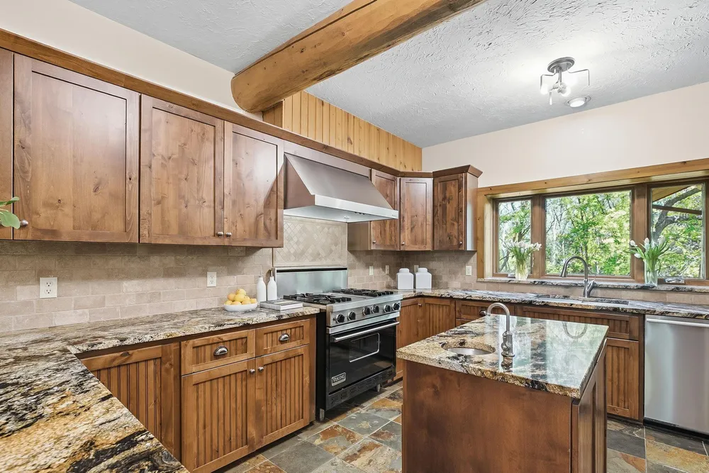 2050 Oakwood Ridge, Chanhassen, MN 55317
