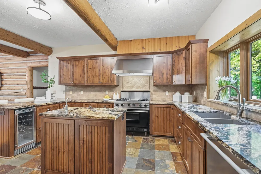 2050 Oakwood Ridge, Chanhassen, MN 55317