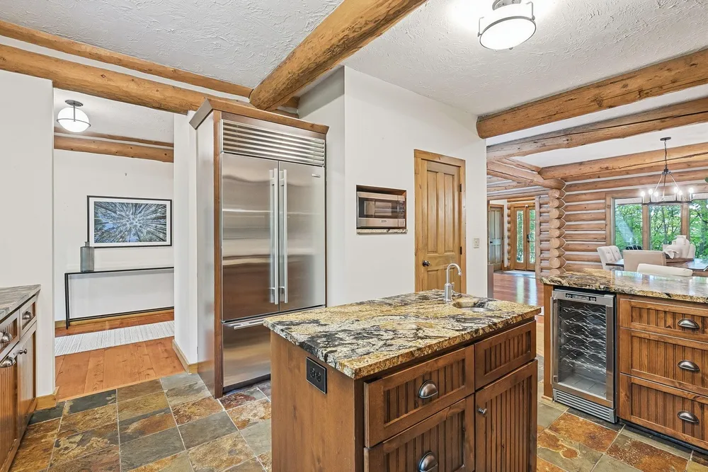 2050 Oakwood Ridge, Chanhassen, MN 55317