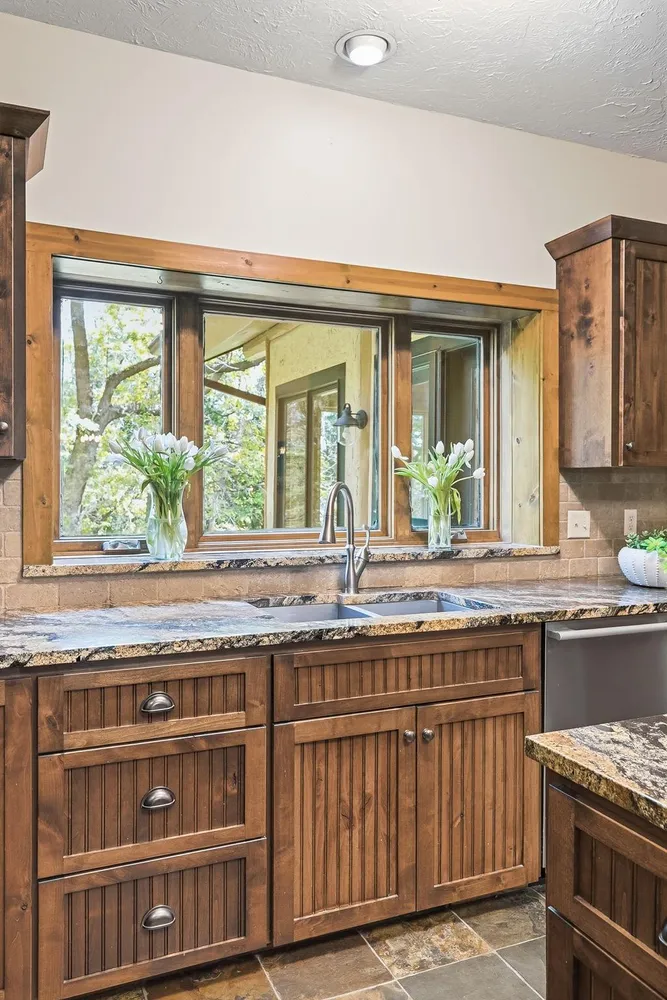 2050 Oakwood Ridge, Chanhassen, MN 55317