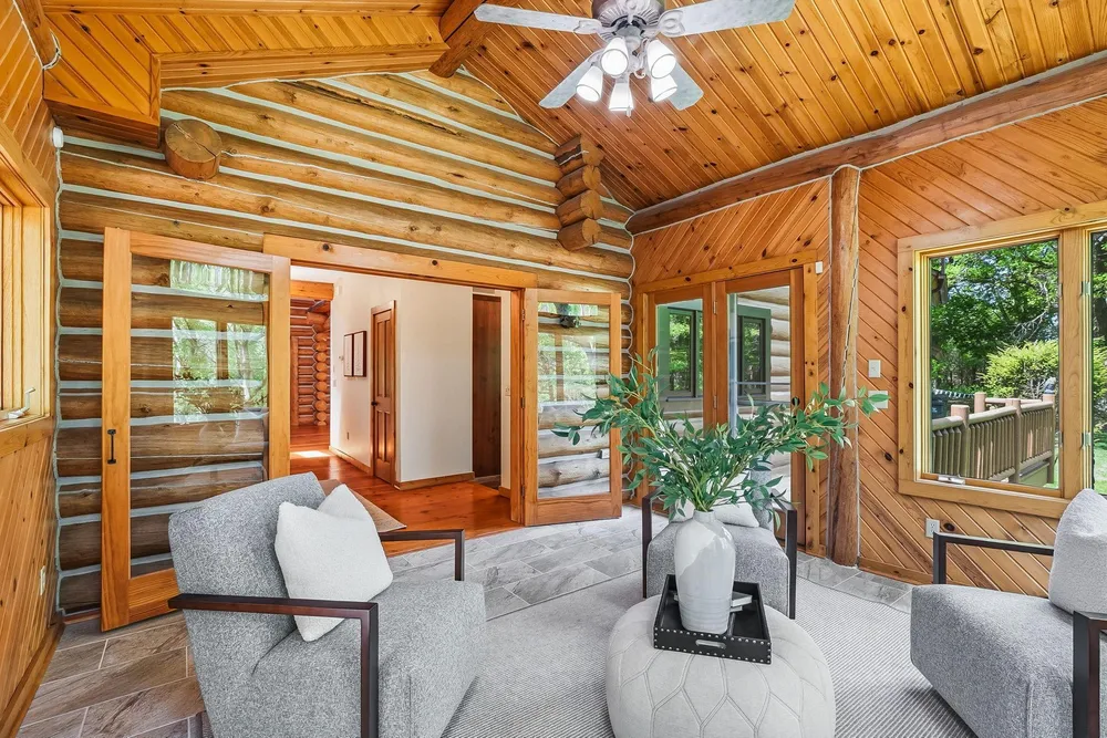 2050 Oakwood Ridge, Chanhassen, MN 55317