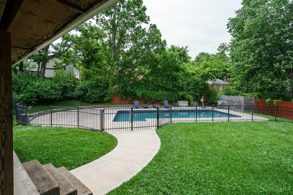 1987 Fossway Ct, Cincinnati, OH 45230