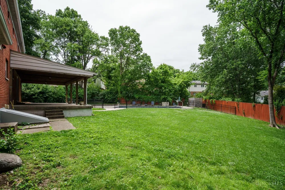 1987 Fossway Ct, Cincinnati, OH 45230