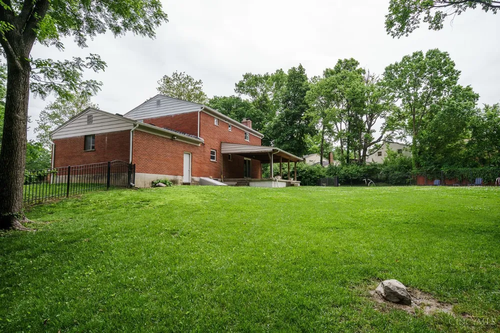 1987 Fossway Ct, Cincinnati, OH 45230