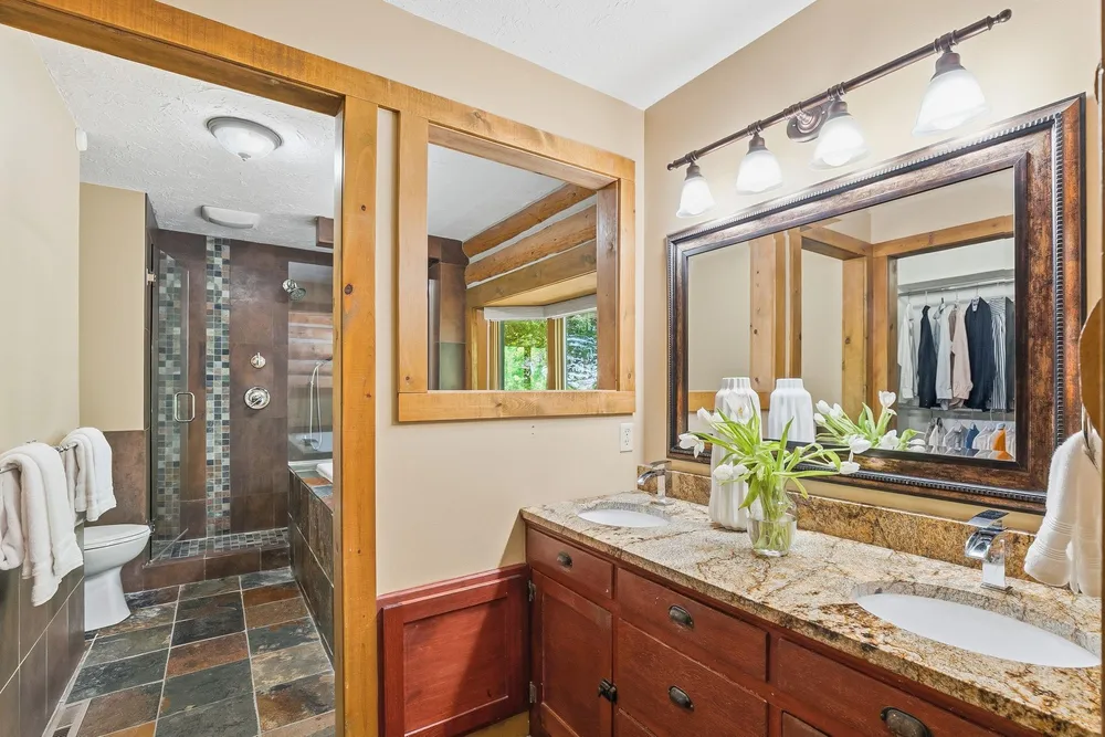 2050 Oakwood Ridge, Chanhassen, MN 55317