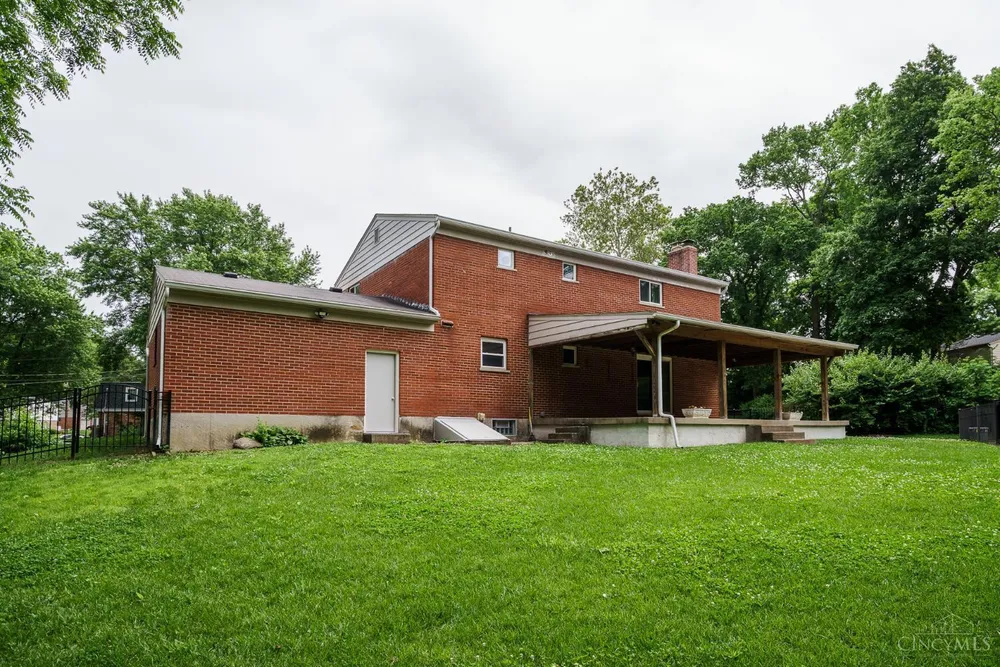 1987 Fossway Ct, Cincinnati, OH 45230