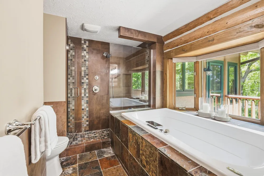 2050 Oakwood Ridge, Chanhassen, MN 55317