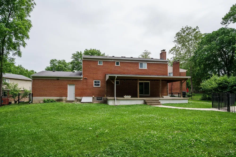 1987 Fossway Ct, Cincinnati, OH 45230