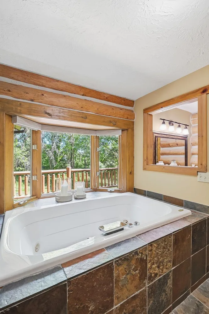 2050 Oakwood Ridge, Chanhassen, MN 55317
